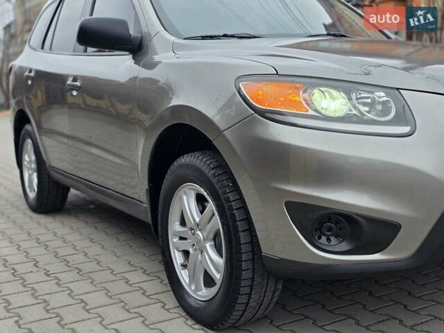 Серый Хендай Санта Фе, объемом двигателя 2.4 л и пробегом 237 тыс. км за 9999 $, фото 4 на Automoto.ua