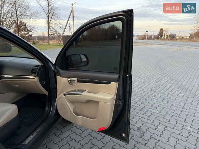 Серый Хендай Санта Фе, объемом двигателя 2 л и пробегом 227 тыс. км за 12900 $, фото 20 на Automoto.ua