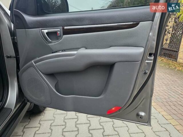 Серый Хендай Санта Фе, объемом двигателя 2.4 л и пробегом 237 тыс. км за 9999 $, фото 43 на Automoto.ua