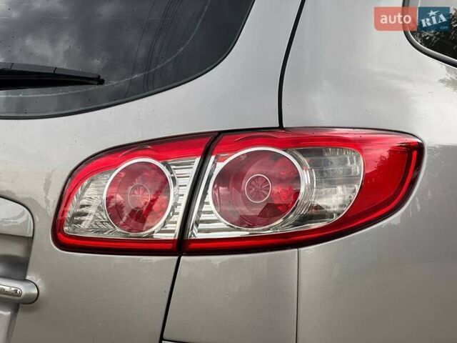 Серый Хендай Санта Фе, объемом двигателя 2 л и пробегом 189 тыс. км за 11980 $, фото 10 на Automoto.ua