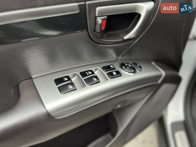 Сірий Хендай Санта Фе, об'ємом двигуна 2 л та пробігом 163 тис. км за 13999 $, фото 7 на Automoto.ua