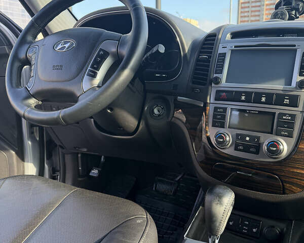 Серый Хендай Санта Фе, объемом двигателя 2.2 л и пробегом 188 тыс. км за 16700 $, фото 17 на Automoto.ua