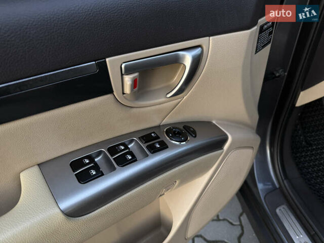 Серый Хендай Санта Фе, объемом двигателя 2 л и пробегом 227 тыс. км за 12900 $, фото 12 на Automoto.ua