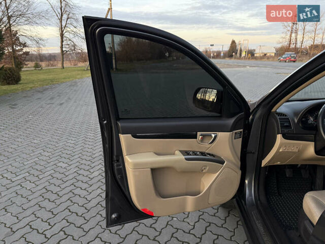 Серый Хендай Санта Фе, объемом двигателя 2 л и пробегом 227 тыс. км за 12900 $, фото 11 на Automoto.ua