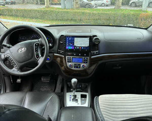 Серый Хендай Санта Фе, объемом двигателя 2.2 л и пробегом 158 тыс. км за 13800 $, фото 26 на Automoto.ua