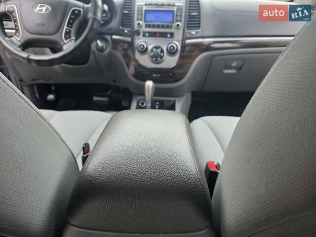 Серый Хендай Санта Фе, объемом двигателя 2.4 л и пробегом 237 тыс. км за 9999 $, фото 41 на Automoto.ua