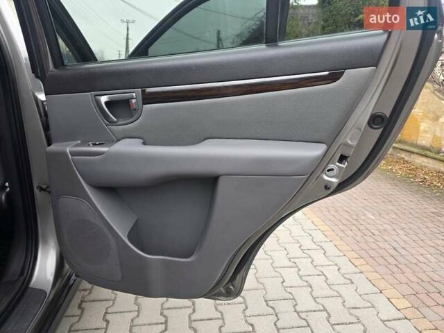 Серый Хендай Санта Фе, объемом двигателя 2.4 л и пробегом 237 тыс. км за 9999 $, фото 56 на Automoto.ua