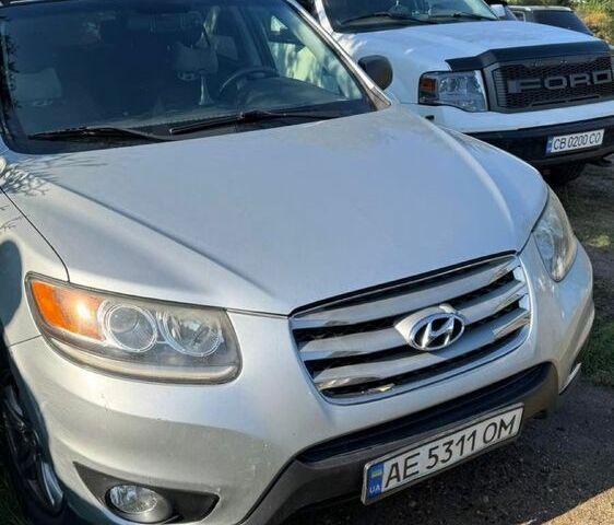 Серый Хендай Санта Фе, объемом двигателя 2.4 л и пробегом 166 тыс. км за 11000 $, фото 3 на Automoto.ua