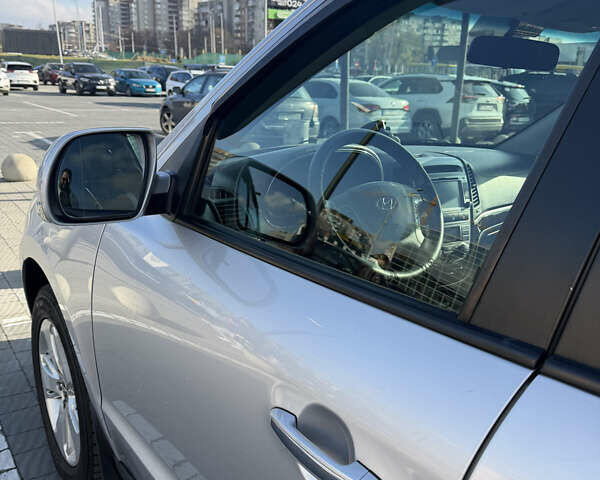 Серый Хендай Санта Фе, объемом двигателя 2.2 л и пробегом 188 тыс. км за 16700 $, фото 27 на Automoto.ua