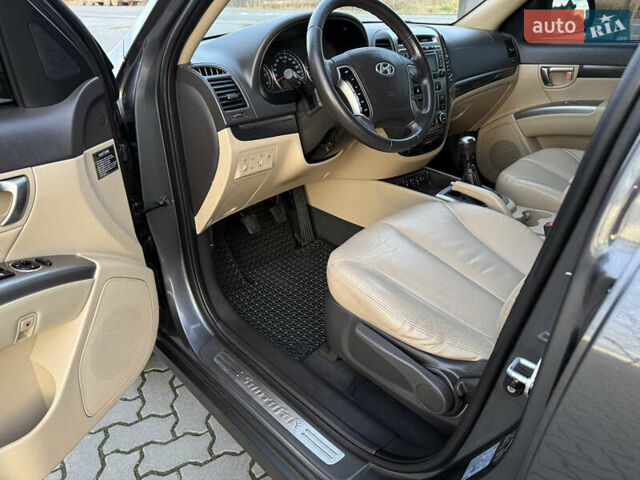 Серый Хендай Санта Фе, объемом двигателя 2 л и пробегом 227 тыс. км за 12900 $, фото 13 на Automoto.ua