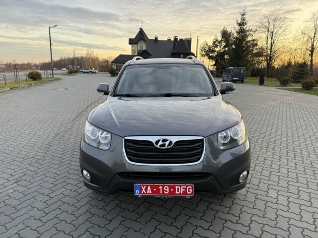 Серый Хендай Санта Фе, объемом двигателя 2 л и пробегом 227 тыс. км за 12900 $, фото 1 на Automoto.ua