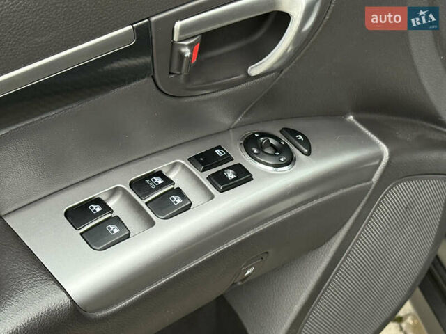 Серый Хендай Санта Фе, объемом двигателя 2.2 л и пробегом 209 тыс. км за 13999 $, фото 80 на Automoto.ua