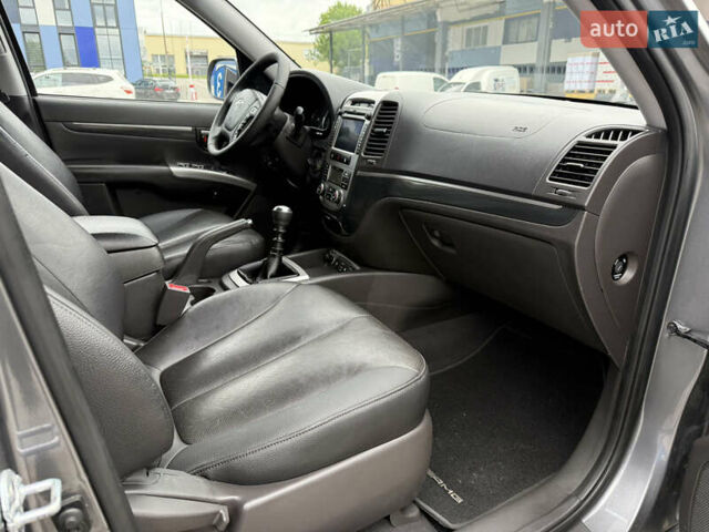 Сірий Хендай Санта Фе, об'ємом двигуна 2.2 л та пробігом 226 тис. км за 12250 $, фото 40 на Automoto.ua