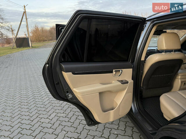 Серый Хендай Санта Фе, объемом двигателя 2 л и пробегом 227 тыс. км за 12900 $, фото 17 на Automoto.ua