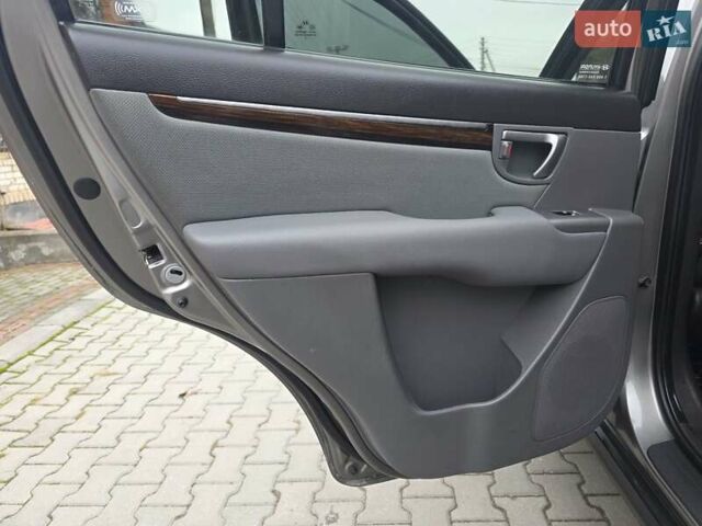 Серый Хендай Санта Фе, объемом двигателя 2.4 л и пробегом 237 тыс. км за 9999 $, фото 51 на Automoto.ua