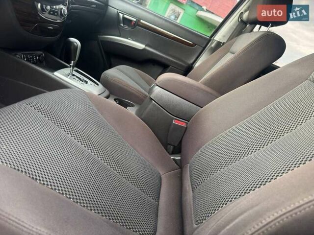 Серый Хендай Санта Фе, объемом двигателя 2 л и пробегом 189 тыс. км за 11980 $, фото 15 на Automoto.ua