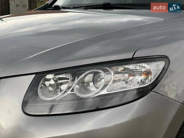 Серый Хендай Санта Фе, объемом двигателя 2 л и пробегом 189 тыс. км за 11980 $, фото 2 на Automoto.ua