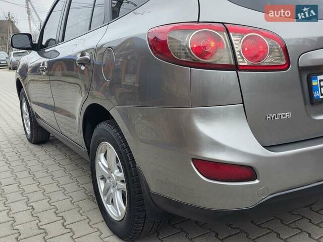 Серый Хендай Санта Фе, объемом двигателя 2.4 л и пробегом 237 тыс. км за 9999 $, фото 6 на Automoto.ua