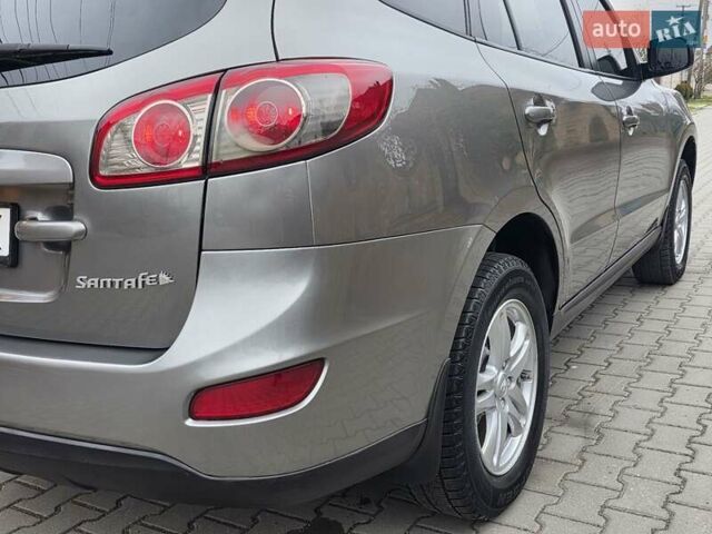 Серый Хендай Санта Фе, объемом двигателя 2.4 л и пробегом 237 тыс. км за 9999 $, фото 7 на Automoto.ua