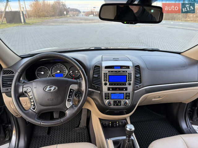 Серый Хендай Санта Фе, объемом двигателя 2 л и пробегом 227 тыс. км за 12900 $, фото 27 на Automoto.ua