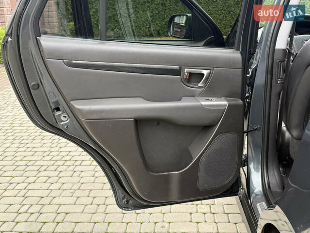 Серый Хендай Санта Фе, объемом двигателя 2.2 л и пробегом 209 тыс. км за 13999 $, фото 72 на Automoto.ua