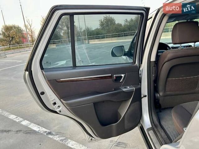 Сірий Хендай Санта Фе, об'ємом двигуна 2.2 л та пробігом 269 тис. км за 13900 $, фото 26 на Automoto.ua