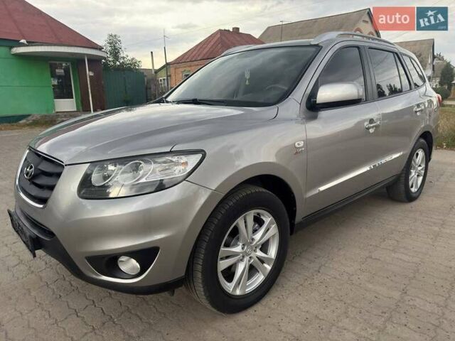 Серый Хендай Санта Фе, объемом двигателя 2 л и пробегом 189 тыс. км за 11980 $, фото 6 на Automoto.ua