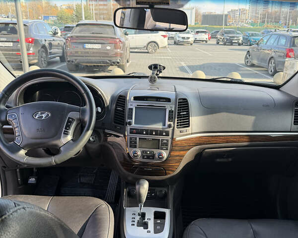 Серый Хендай Санта Фе, объемом двигателя 2.2 л и пробегом 188 тыс. км за 16700 $, фото 16 на Automoto.ua