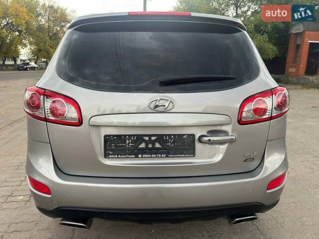 Серый Хендай Санта Фе, объемом двигателя 2 л и пробегом 189 тыс. км за 11980 $, фото 12 на Automoto.ua