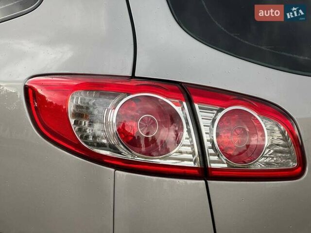 Серый Хендай Санта Фе, объемом двигателя 2 л и пробегом 189 тыс. км за 11980 $, фото 11 на Automoto.ua