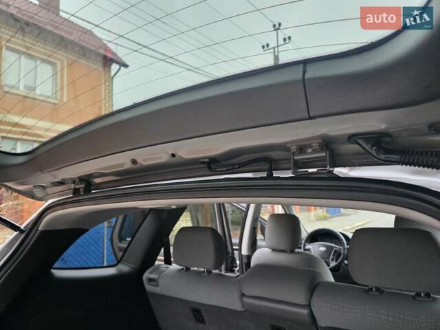 Серый Хендай Санта Фе, объемом двигателя 2.4 л и пробегом 237 тыс. км за 9999 $, фото 60 на Automoto.ua