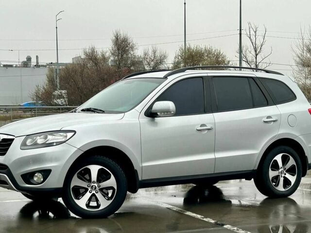 Серый Хендай Санта Фе, объемом двигателя 2 л и пробегом 260 тыс. км за 12900 $, фото 1 на Automoto.ua