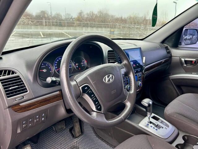 Серый Хендай Санта Фе, объемом двигателя 2 л и пробегом 260 тыс. км за 12900 $, фото 5 на Automoto.ua