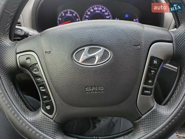Серый Хендай Санта Фе, объемом двигателя 2.2 л и пробегом 270 тыс. км за 13500 $, фото 6 на Automoto.ua