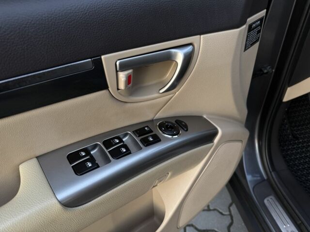 Серый Хендай Санта Фе, объемом двигателя 2 л и пробегом 227 тыс. км за 12900 $, фото 19 на Automoto.ua