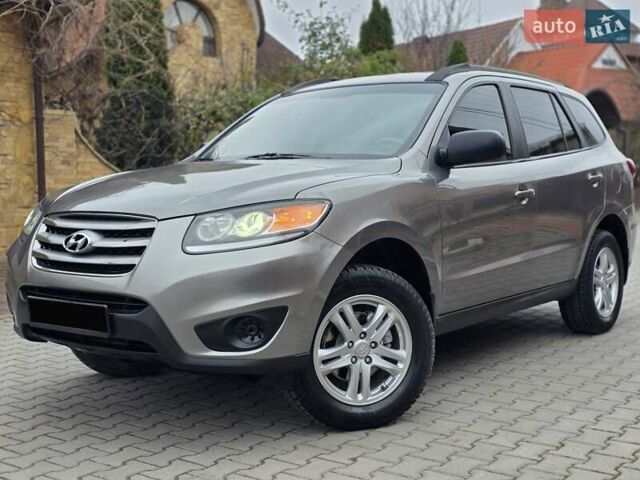 Серый Хендай Санта Фе, объемом двигателя 2.4 л и пробегом 237 тыс. км за 9999 $, фото 1 на Automoto.ua