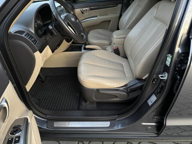 Серый Хендай Санта Фе, объемом двигателя 2 л и пробегом 227 тыс. км за 12900 $, фото 8 на Automoto.ua