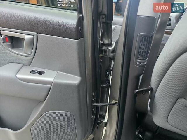 Серый Хендай Санта Фе, объемом двигателя 2.4 л и пробегом 237 тыс. км за 9999 $, фото 45 на Automoto.ua