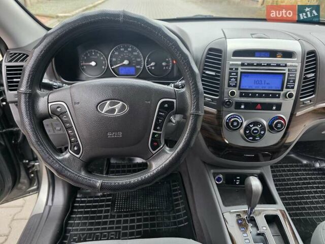 Серый Хендай Санта Фе, объемом двигателя 2.4 л и пробегом 237 тыс. км за 9999 $, фото 25 на Automoto.ua
