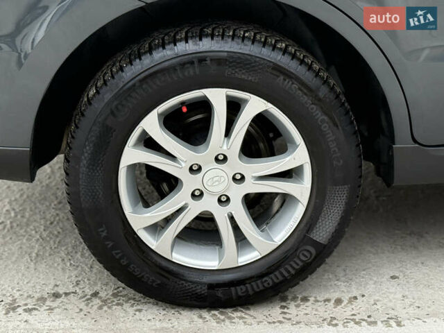 Серый Хендай Санта Фе, объемом двигателя 2.2 л и пробегом 209 тыс. км за 13999 $, фото 83 на Automoto.ua