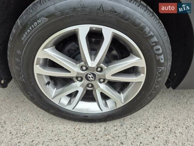 Серый Хендай Санта Фе, объемом двигателя 2.2 л и пробегом 219 тыс. км за 15950 $, фото 3 на Automoto.ua