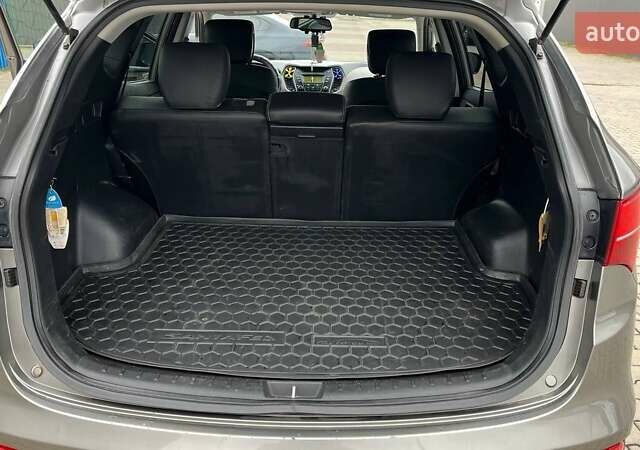 Серый Хендай Санта Фе, объемом двигателя 2.36 л и пробегом 189 тыс. км за 12800 $, фото 28 на Automoto.ua