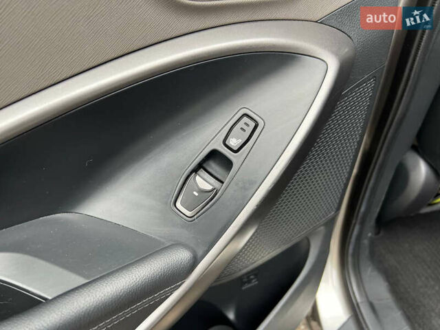 Сірий Хендай Санта Фе, об'ємом двигуна 2 л та пробігом 158 тис. км за 12400 $, фото 13 на Automoto.ua