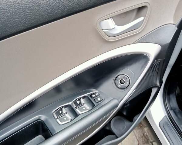 Сірий Хендай Санта Фе, об'ємом двигуна 2.4 л та пробігом 197 тис. км за 12000 $, фото 8 на Automoto.ua