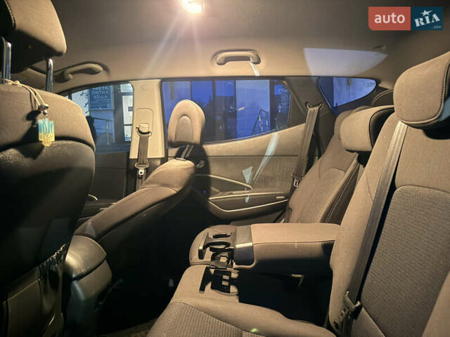 Серый Хендай Санта Фе, объемом двигателя 2.36 л и пробегом 227 тыс. км за 13900 $, фото 9 на Automoto.ua