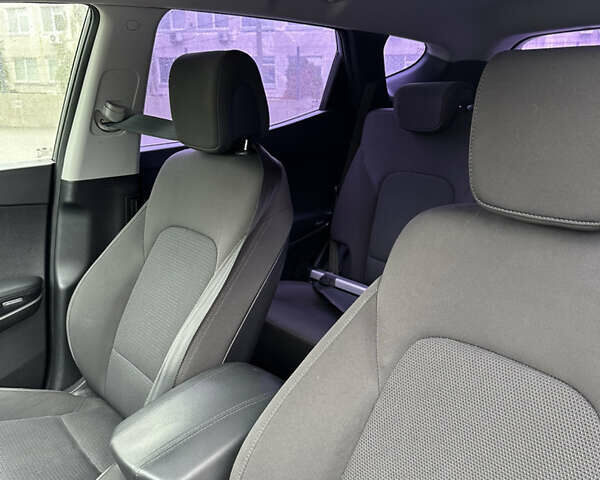 Сірий Хендай Санта Фе, об'ємом двигуна 2.2 л та пробігом 203 тис. км за 15700 $, фото 32 на Automoto.ua