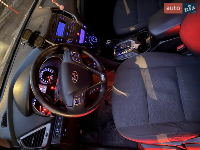 Серый Хендай Санта Фе, объемом двигателя 2.36 л и пробегом 227 тыс. км за 13900 $, фото 7 на Automoto.ua