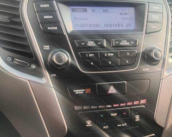 Серый Хендай Санта Фе, объемом двигателя 2.36 л и пробегом 250 тыс. км за 14000 $, фото 4 на Automoto.ua