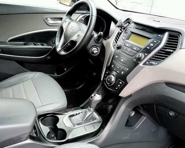 Сірий Хендай Санта Фе, об'ємом двигуна 2.4 л та пробігом 197 тис. км за 12000 $, фото 3 на Automoto.ua