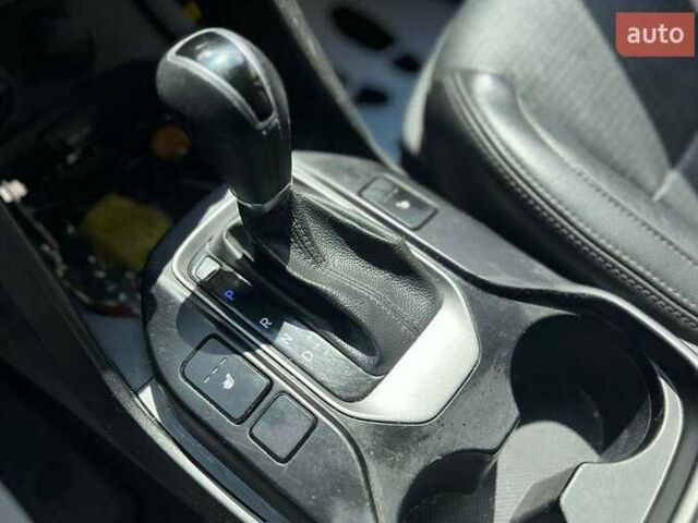 Серый Хендай Санта Фе, объемом двигателя 2 л и пробегом 200 тыс. км за 14500 $, фото 13 на Automoto.ua